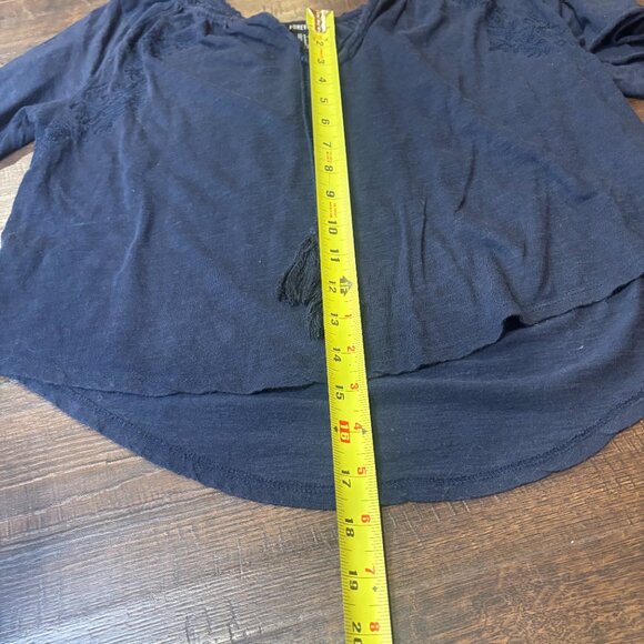 Forever 21 Navy Blue Flowy Shirt Size Small Embroidered Flowers Boho - Picture 6 of 9